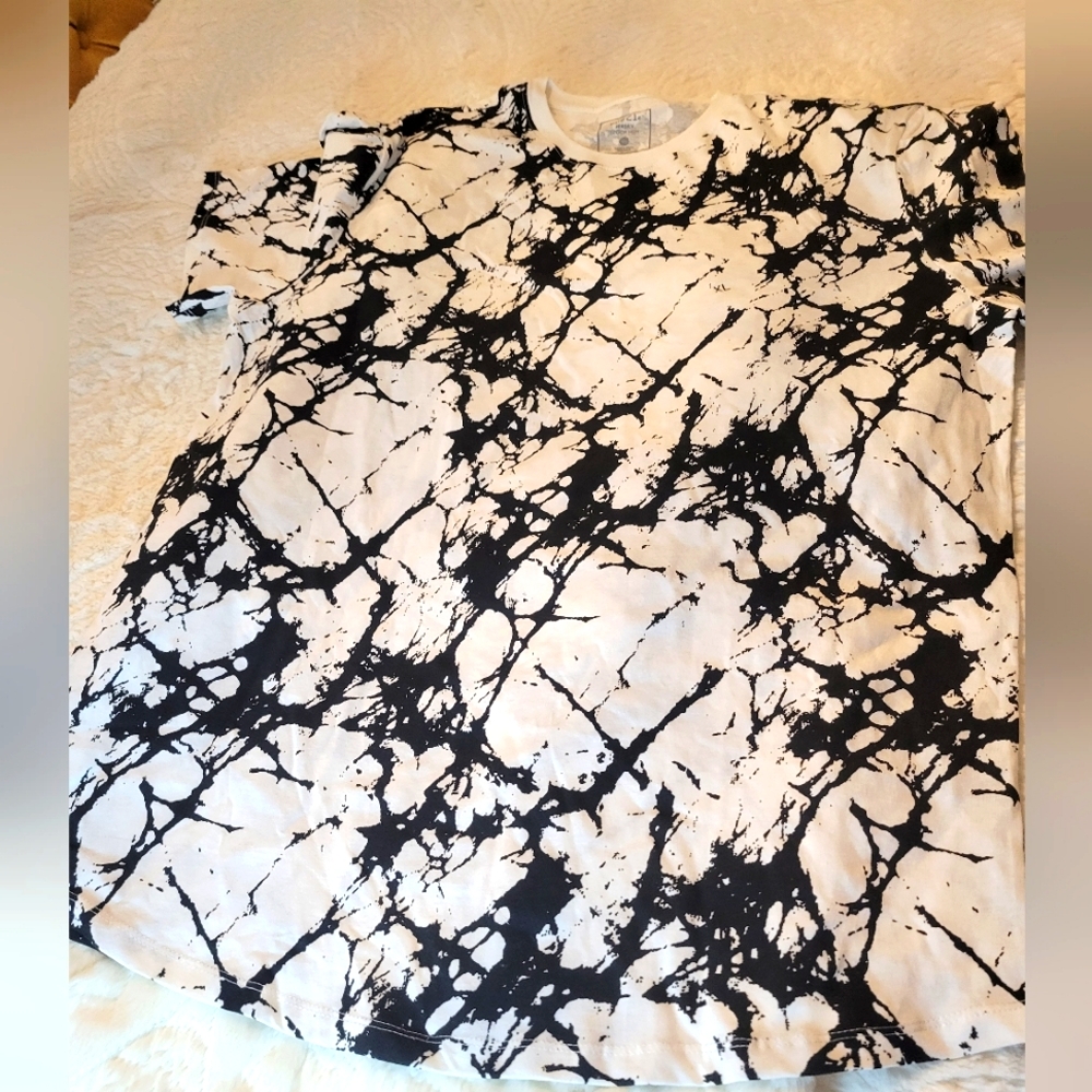 Abstract Tee
